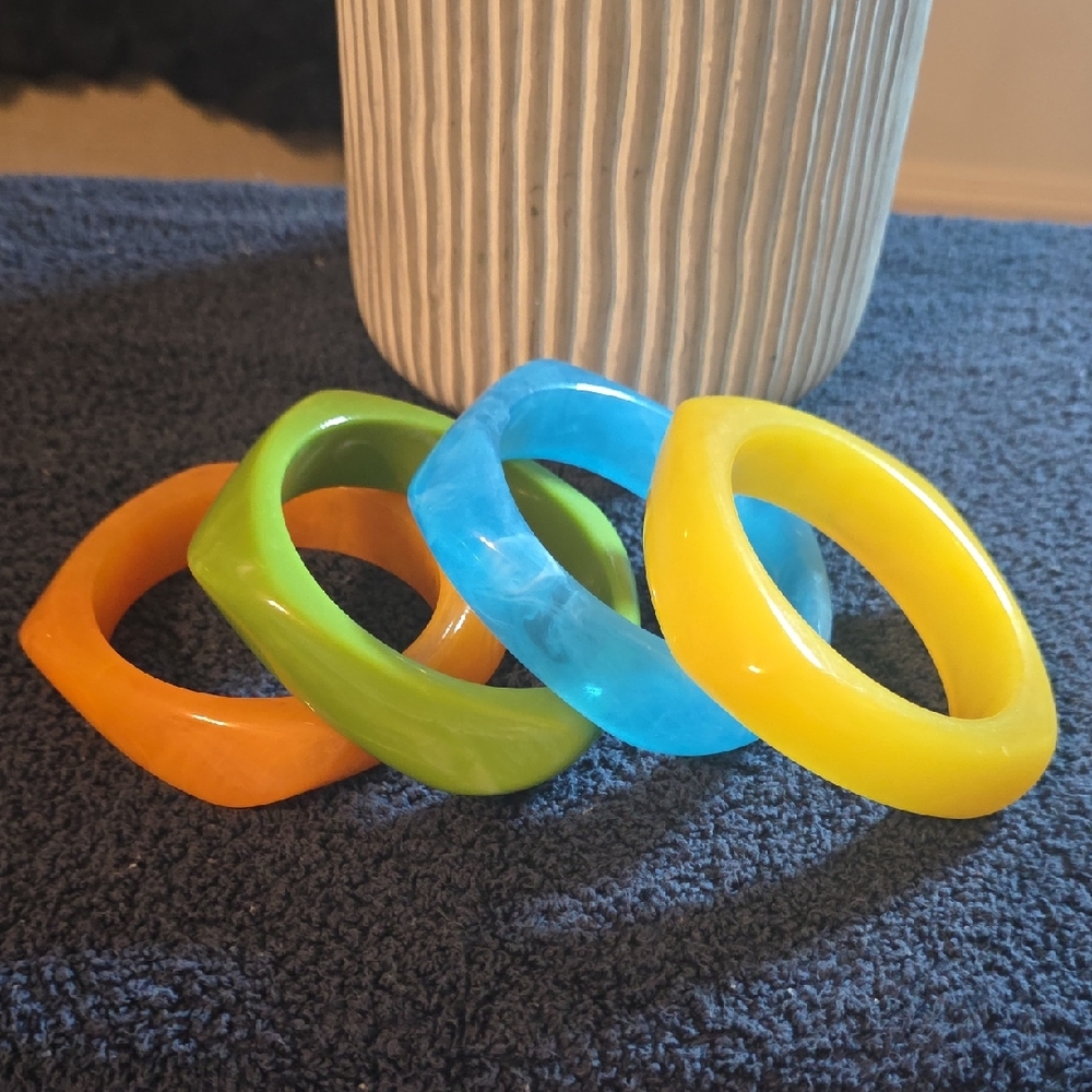 FASHION JEWELRY Colorful Resin Bangle Set